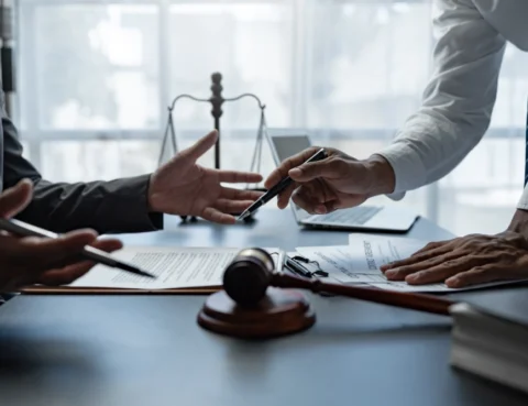 Ghidul antreprenorului în 2026: Asistență juridică în afaceri pentru gestionarea litigiilor și a debitelor